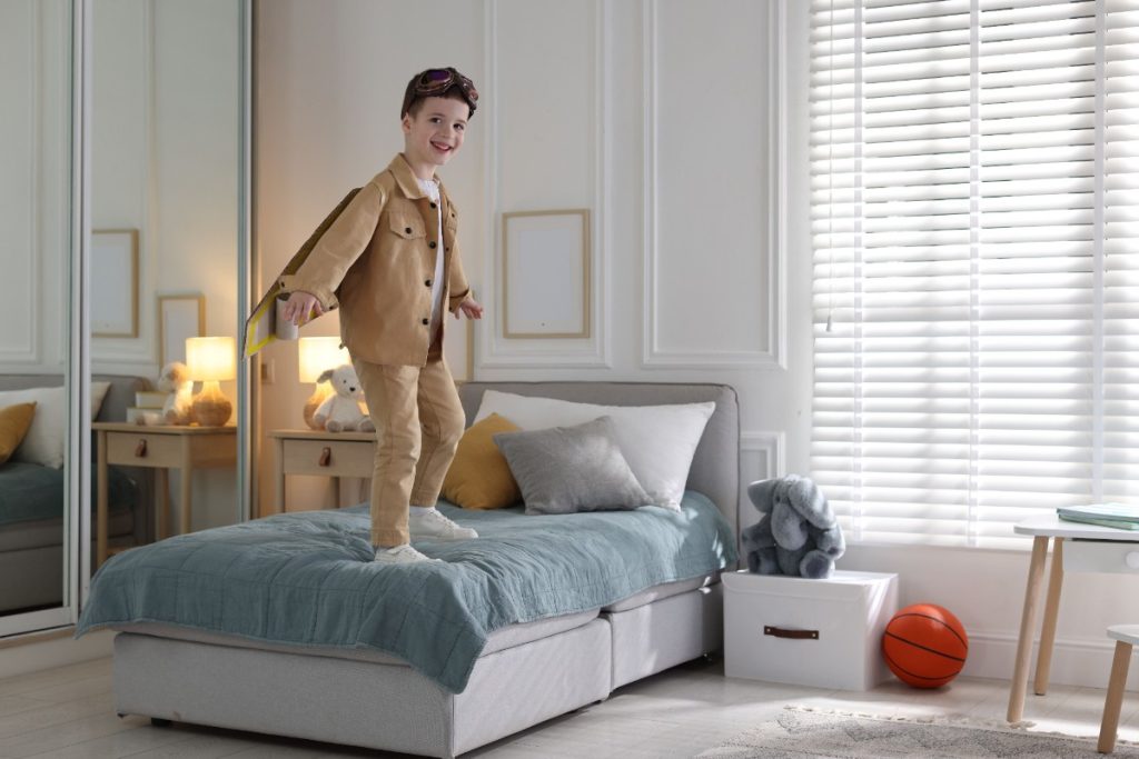 Un petit garçon qui saute sur le lit