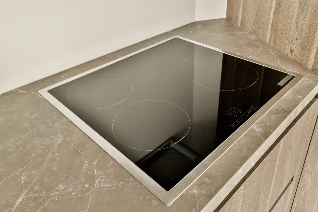 Une plaque de cuisson installé dans la cuisine