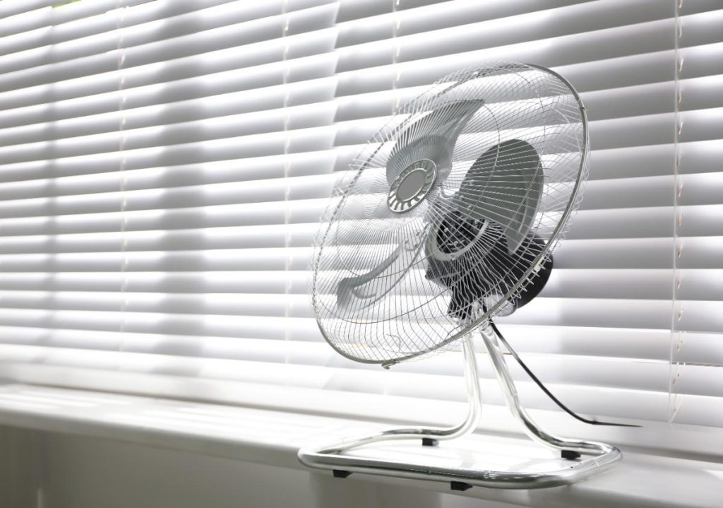 Un ventilateur de refroidissement contre le stores