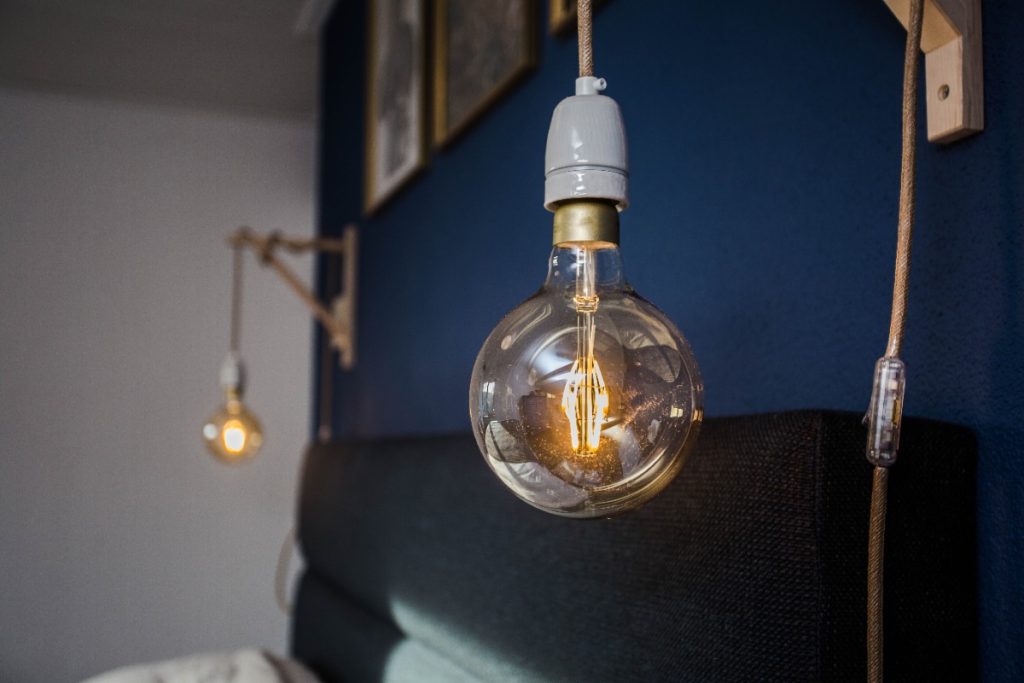 Une ampoule illimunée dans une chambre