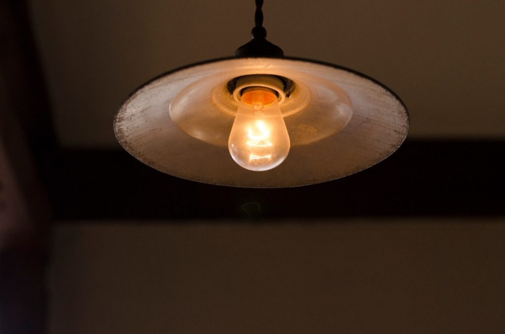 Une ampoule illuminée avec un abat jour
