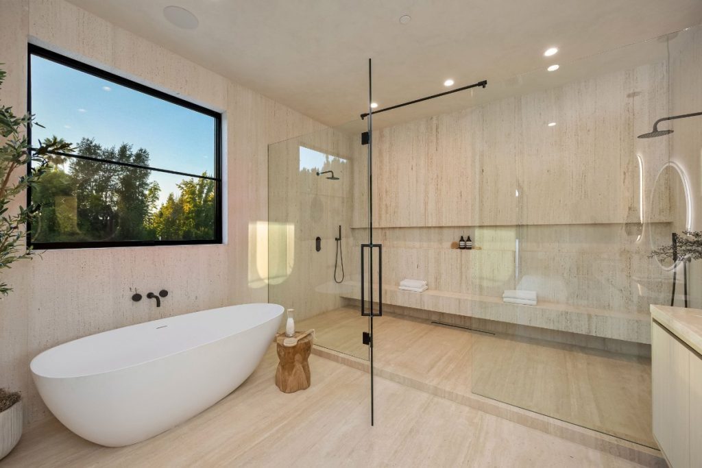 Un baignoire installé sous la fenêtre dans la salle de bain