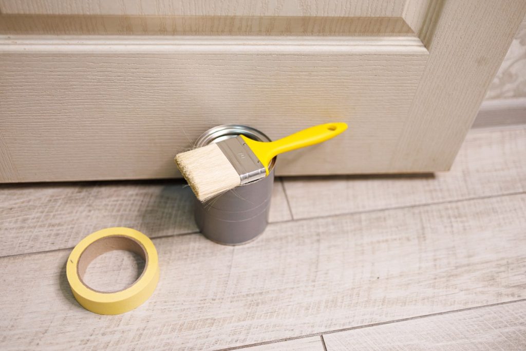 Une boite de peinture avec un pinceauUne boite de peinture avec un pinceau