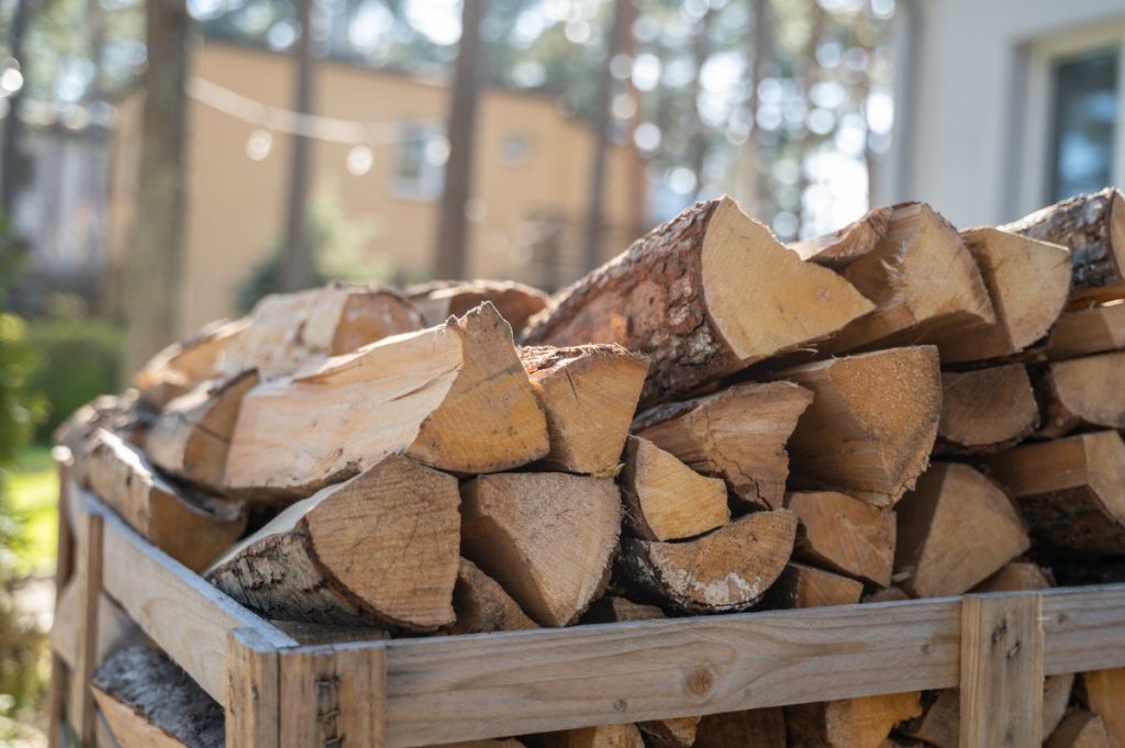 Des bûches de bois de chauffage empilées dans le jardin