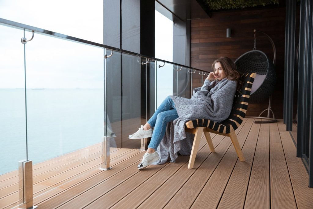 Une femme se détendant sur le balcon