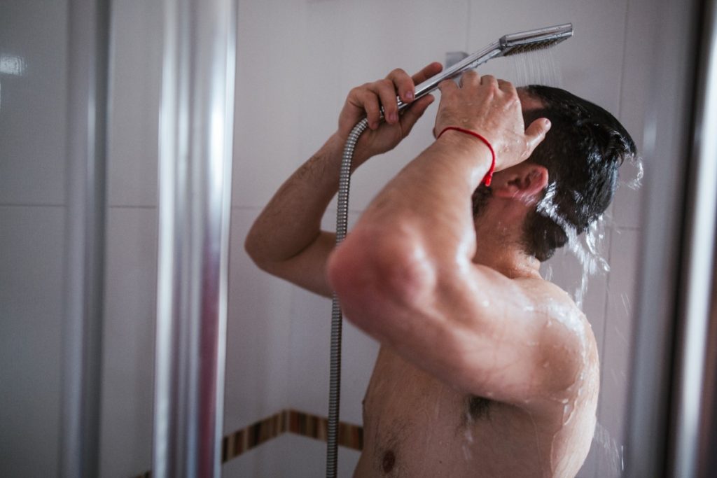 Un homme profitant de son bain dans une douche moderne