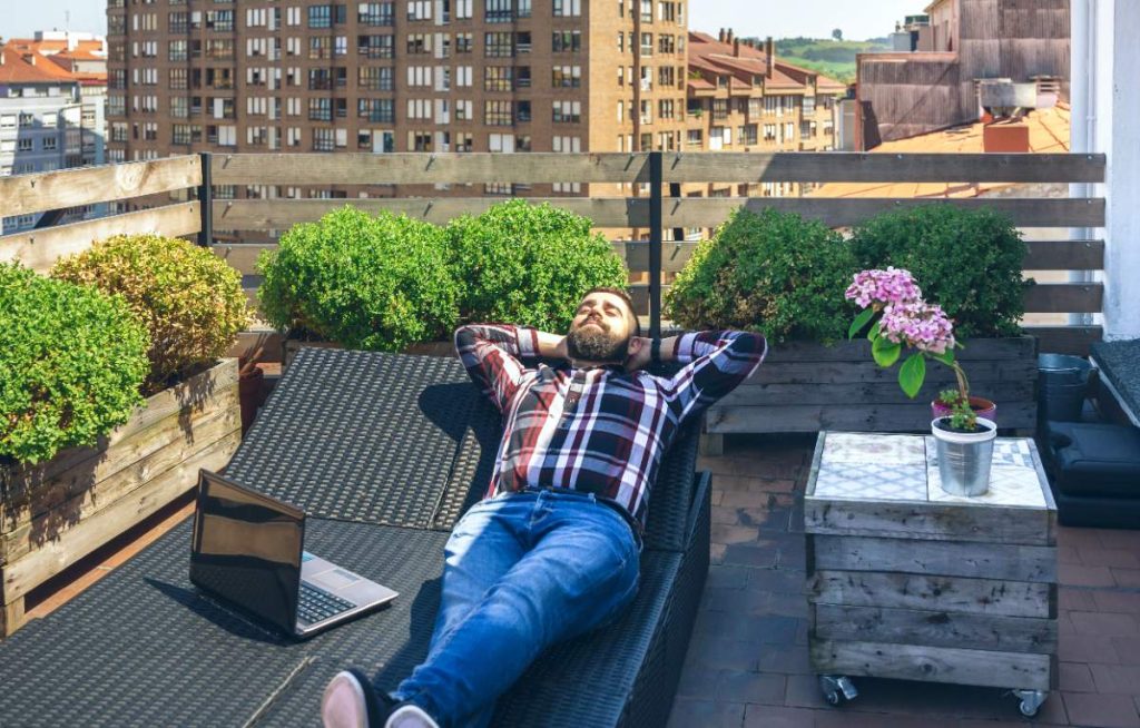 Un homme reposant sur une chaise dans le jardin