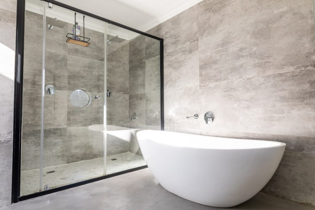 Intérieur d'une salle de bain avec un baignoire