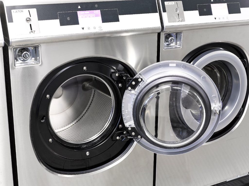 Une machine à laver ouverte
