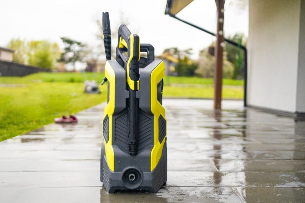Un nettoyeur Karcher posé sur la terrasse