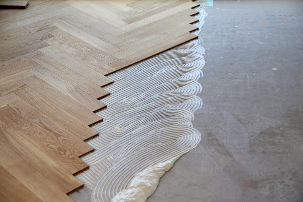 Parquet en chevrons neuf posé avec de la colle
