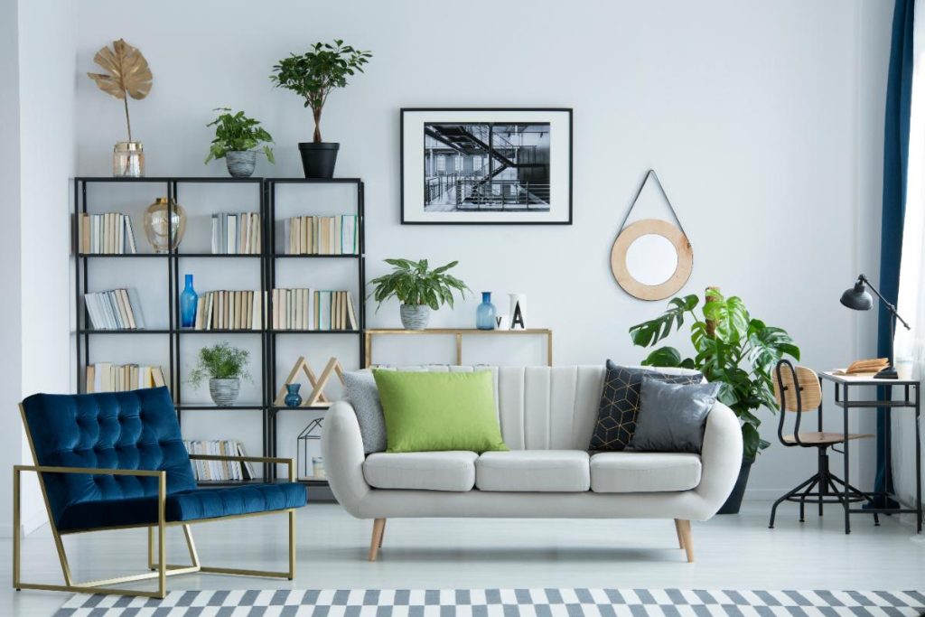 Design intérieur d'un salon moderne avec un bibliothèque et des livres