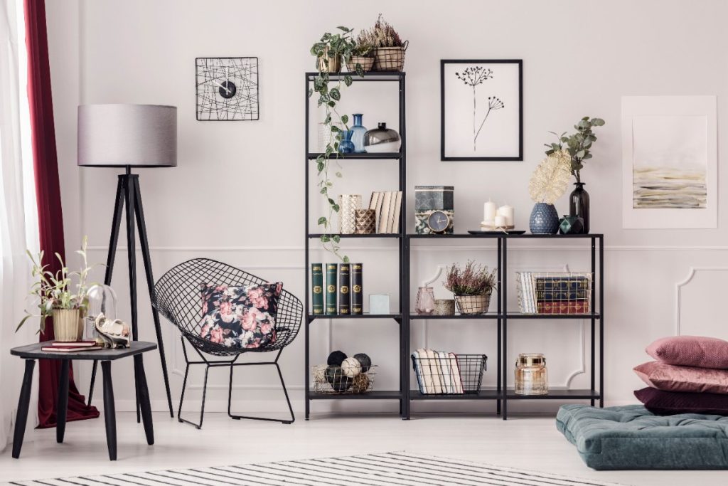 Intérieur stylé avec un bibliothèque en métal