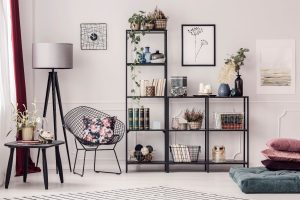 Comment moderniser son salon avec une bibliothèque en métal et en bois ?